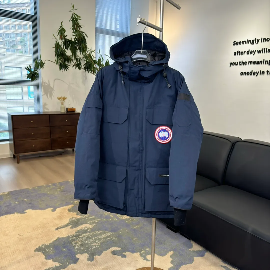 P800 Canada Goose "Canada Goose"🇨🇦 Beichen White / 08 Expedition Parka 4660M Product color: black, off-white, red, sand pink, sky blue, graphite gray, Beichen white, navy blue, sky blue, gray camouflage gray black label Product size: XS, S, M, L, XL, XXL The Expedition was originally a parka designed for scientists at the McMurdo Research Station in Antarctica. Whether your next journey takes you into the frozen urban jungle or across uncharted ice fields, wear Canada Goose's Expedition Parka and get proven results year after year in Antarctica by the National Science Foundation's Center for Polar Research.  Material list: 1⃣ Uses Y-shaped Velcro imported from Taiwan (exclusive in the market) 2⃣ Uses 18-count polyester-cotton blended fabric imported from South Korea (authentic synchronized fabric) 3⃣ National standard 80% white duck down, (zp uses 80% white duck down/90% of all boasts are fake) 4⃣ Western Canadian coyote hair (non-market dyed fox hair filled with wolf hair) Material analysis characteristics: 1⃣ The original/polyester-cotton fabric has a high polyester fiber content, and the polyester-cotton fabric has high heat and light resistance and good stability. It has bright colors, high fiber strength, durability, light resistance, heat resistance, and straightness. 2⃣ As we all know, the original version uses 80% white duck down. The fill power refers to the cubic inches of volume occupied by each ounce (30 grams) of down under certain conditions. If one ounce of down occupies 500 cubic inches, the fill power of the down is 500. So we can simply understand it as: fill power is the volume of down, and the volume of down is fill power. The higher the fill power of down, it means that under the same filling amount, down can fix a larger volume of air layer to keep warm and insulate, so the warmth retention of down is better. 3⃣ Western Canadian coyote hair, "large range of selected neck hair" is soft and fluffy, each wolf hair is 60-63 long / 14-16 wide at the peak, this width + preferred parts. It is basically unmatched by the same industry